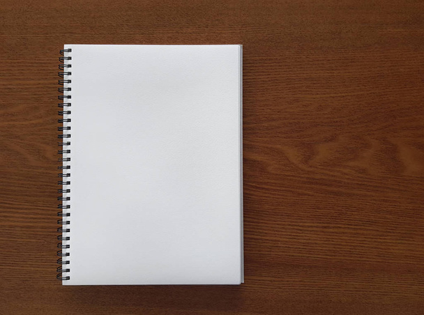 cuaderno de bocetos en blanco sobre fondo de madera con copyspace
 - Foto, Imagen