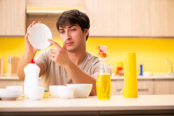 mężczyzna zmywanie naczyń w domu - Zdjęcie, obraz