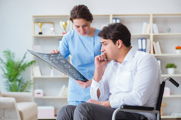Doctor discussing x-ray image with patient - Photo, Image
