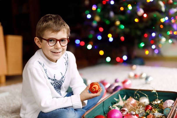 Beau garçon enfant et jouets et boules de Noël vintage colorés. Enfant décorant arbre de Noël - Photo, image