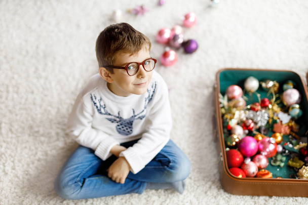 Beau garçon enfant et jouets et boules de Noël vintage colorés. Enfant décorant arbre de Noël - Photo, image