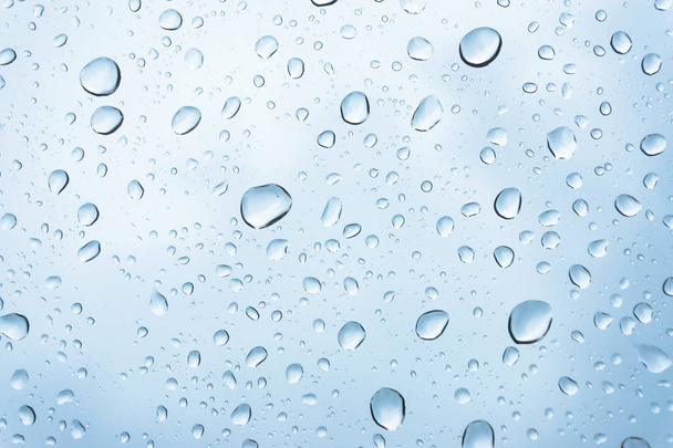 Lluvia en la ventana, piel natural de la lluvia La forma natural del agua de lluvia sobre un fondo del cielo. - Foto, Imagen