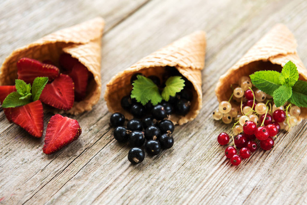 ice cream cones with berries on a wooden background - Foto, Imagem