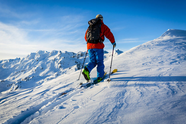 Σκι με καταπληκτική θέα της Ελβετικής διάσημα βουνά στο όμορφο χειμώνα χιόνι φρούριο Mt. Το skituring, backcountry σκι στο φρέσκο χιόνι. - Φωτογραφία, εικόνα