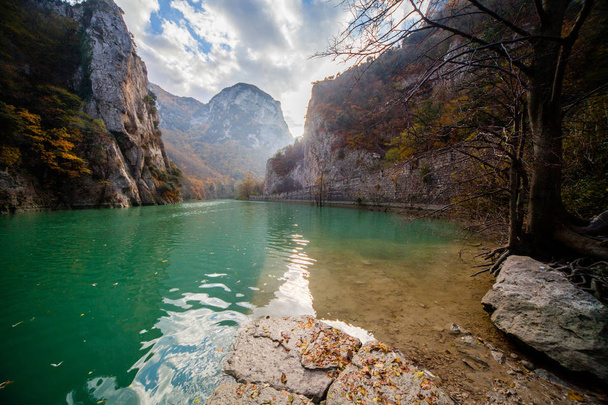 Réserve naturelle des Gorges du Furlo dans les Marches, Italie
 - Photo, image