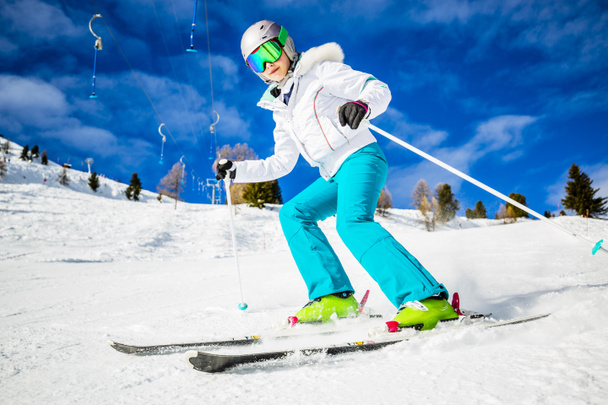 Menina no esqui na neve em um dia ensolarado nas montanhas. Ski no inverno seasonon, os topos de montanhas nevadas em dia ensolarado
.  - Foto, Imagem