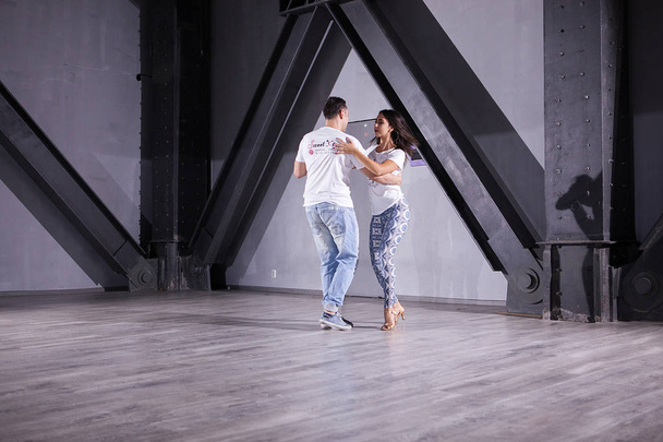 Latino tanečnice těší jejich vášeň. Krásný styl kizomba pózy - Fotografie, Obrázek