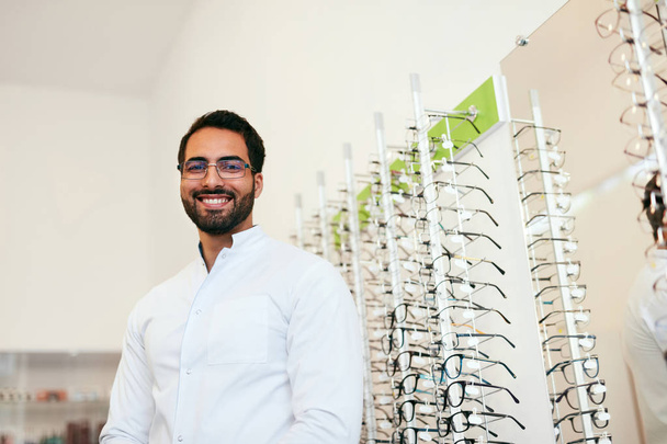 Optician Man Near Showcase With Eyeglasses At Glasses Shop - Valokuva, kuva