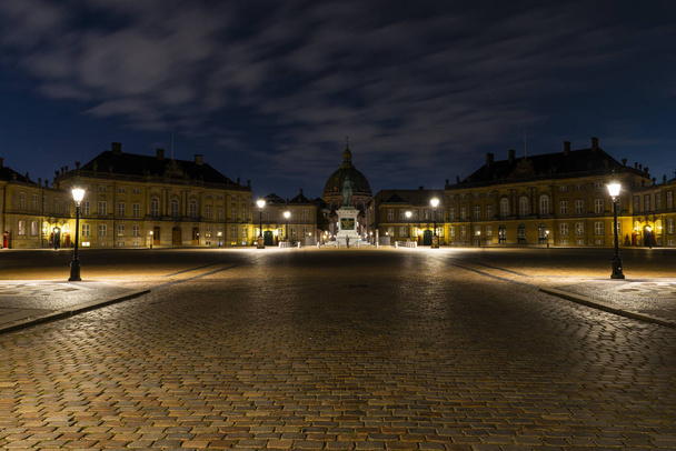Amalienborg, paláce a pobyt v Kodani královny Dánska v noci. - Fotografie, Obrázek