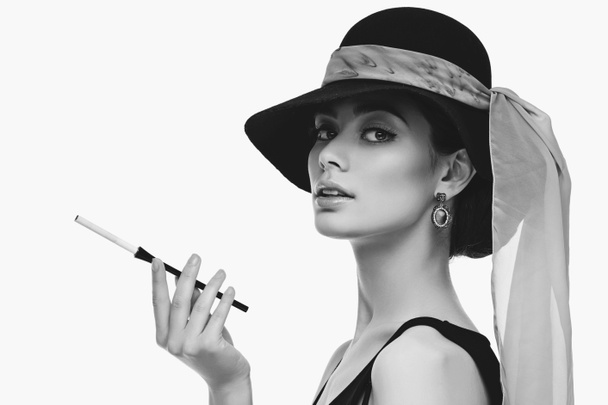 piękna młoda kobieta w stylu retro z papierosem - Zdjęcie, obraz