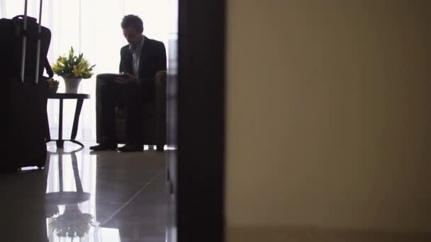 junger kaukasischer Geschäftsmann tippt auf Tablet-PC - Filmmaterial, Video