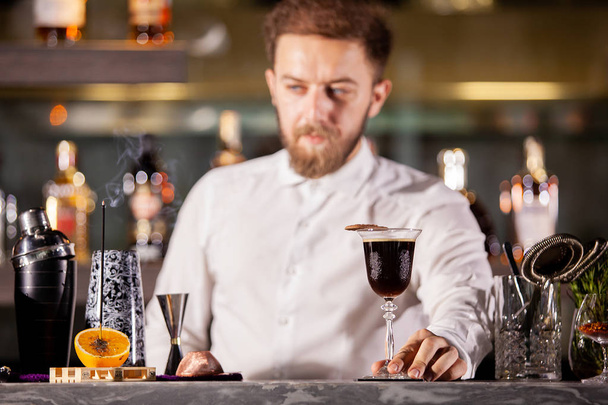 Bartenderpresenting káva koktejl v hotelovém baru - Fotografie, Obrázek