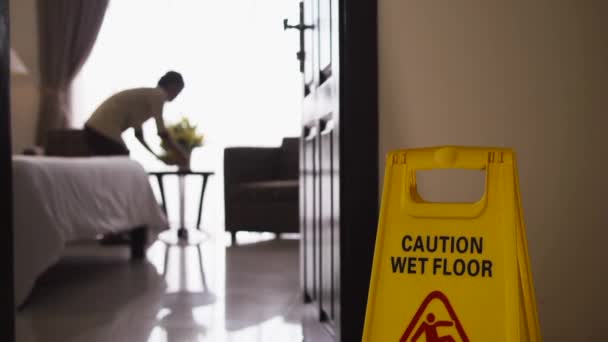 azjatycki pokojówka praca i czyszczenia - Materiał filmowy, wideo