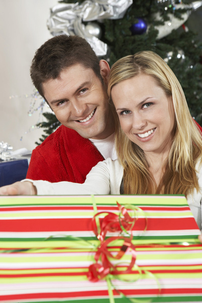 Happy Caucasian Couple With Gift Box - Fotografie, Obrázek