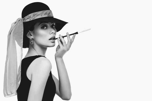 hermosa mujer joven en estilo retro con cigarrillo
 - Foto, Imagen