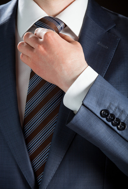 Businessman adjusting his tie - Foto, imagen