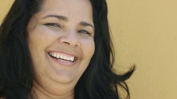 Túlsúlyos nő mosolyog - Felvétel, videó