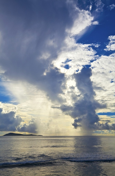 Cloudscape e vista da paisagem marinha
 - Foto, Imagem