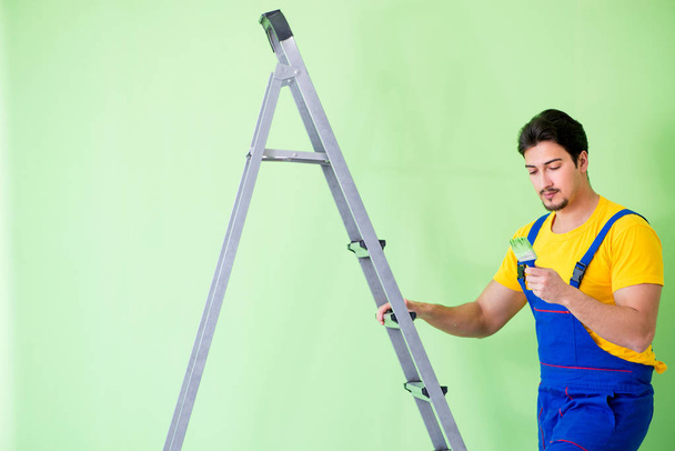 Νεαρός ζωγράφος κάνει ανακαίνιση στο σπίτι  - Φωτογραφία, εικόνα