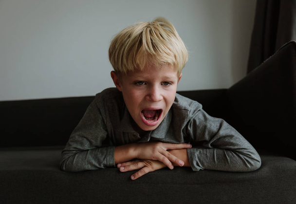 ребенок кричит усталый напряженный исчерпаны злоупотребления перегрузки
 - Фото, изображение