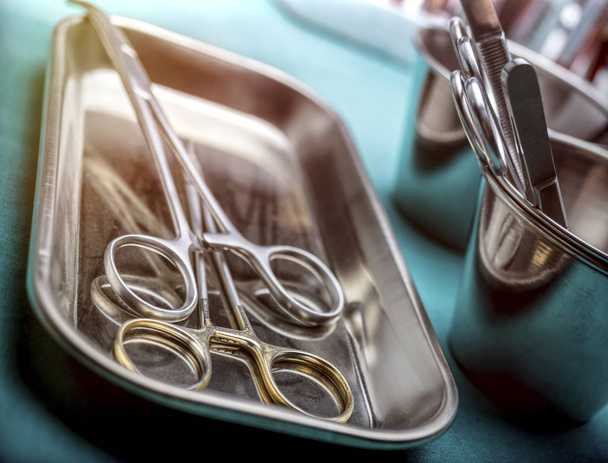 Alcune forbici per chirurgia su un vassoio in una sala operatoria, immagine concettuale
 - Foto, immagini