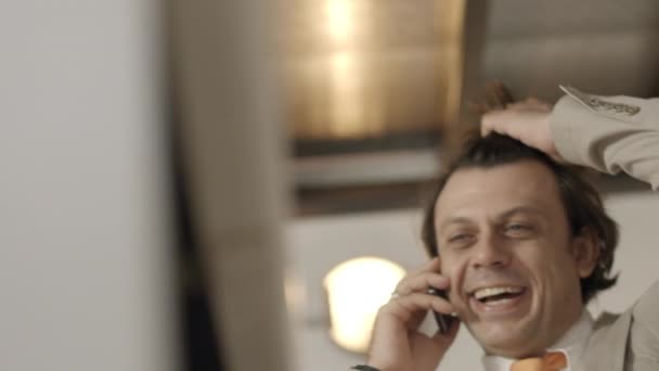 zakenman aan het werk in office en praten op mobiele telefoon. - Video