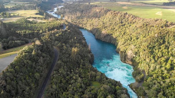 Widok z lotu ptaka na wodospad Huka, Taupo - Nowa Zelandia. - Zdjęcie, obraz