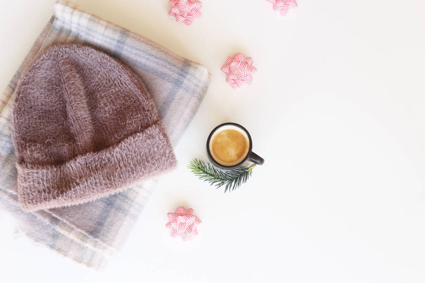 Akcesoria zimowe damskie - kapelusz i szalik obok filiżankę kawy i łuki ozdobić świąteczne prezenty. Widok z góry, płaskie świeckich - Zdjęcie, obraz