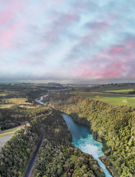 Widok z lotu ptaka Huka Falls o zachodzie słońca, Taupo, Nowa Zelandia. - Zdjęcie, obraz