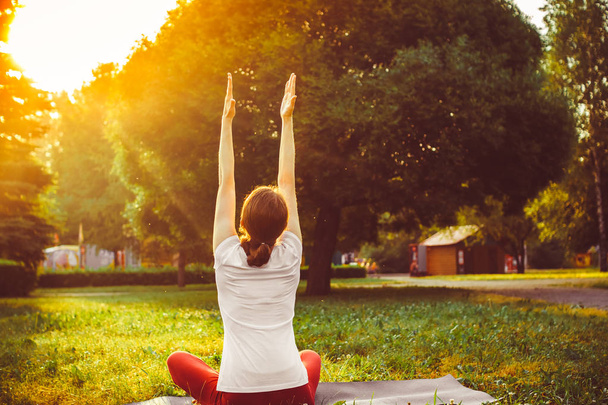 Menina fazendo ioga ao ar livre
 - Foto, Imagem