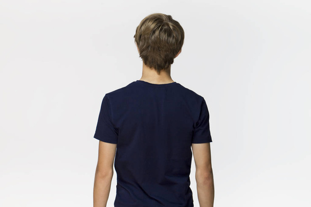 Rear view of young elegant man wearing black t-shirt - Foto, imagen
