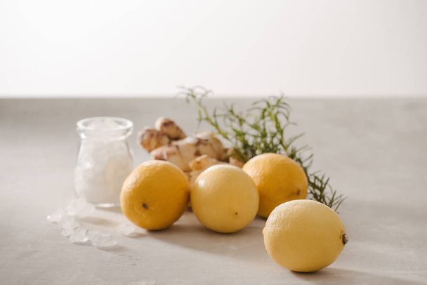 Detox Lemon Ginger wody z rosemarry - Zdjęcie, obraz