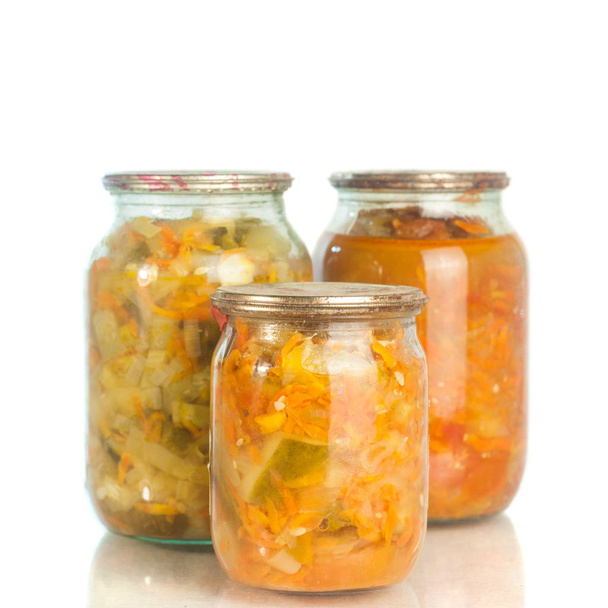 conjunto de coleta de vegetais enlatados em frascos de vidro isolados em fundo branco . - Foto, Imagem