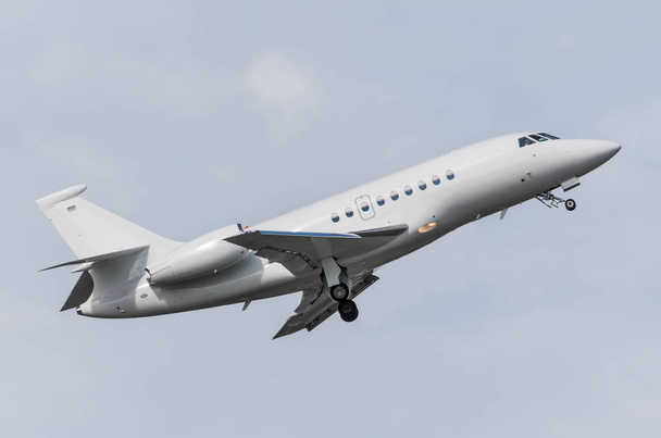 Lentokone, joka nousee ilmaan, puhdistaa laskutelineen kiivetessään
 - Valokuva, kuva