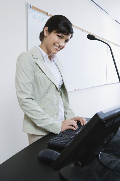 Enseignant féminin utilisant l'ordinateur
 - Photo, image