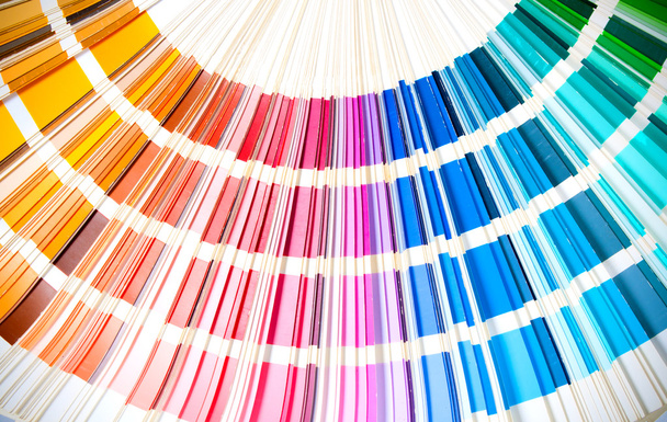 kolorowe próbki otwartej książki ukazującej szereg kolorów tęczy - Zdjęcie, obraz
