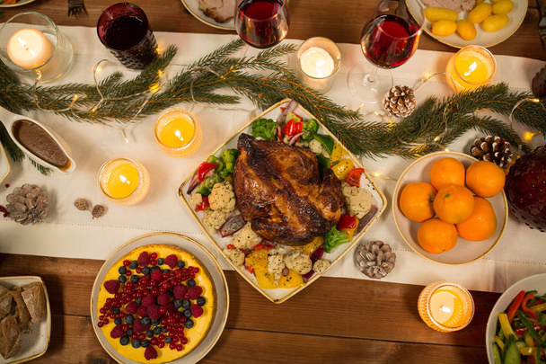 roast chicken or turkey on christmas table - Фото, зображення