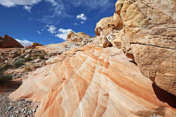 Gestreepte cliff - Valley of Fire State Park, Nevada - Foto, afbeelding