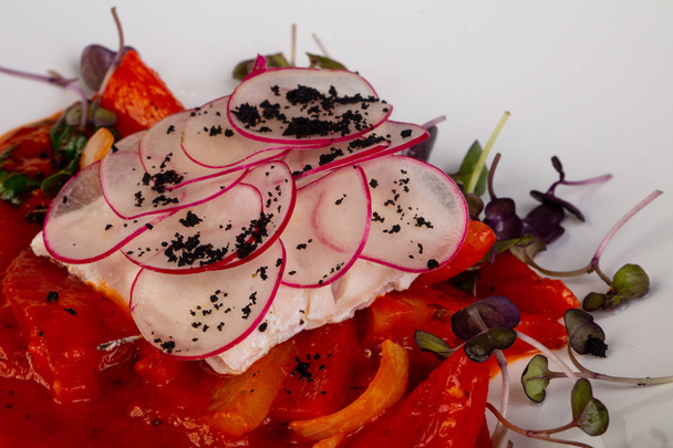 Alabote de peixe cozido no vapor com molho de tomate
 - Foto, Imagem