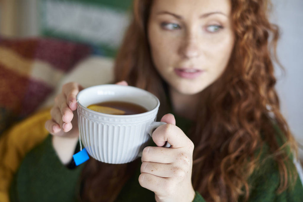 Ženské ruce držící šálek horkého čaje s citronem  - Fotografie, Obrázek