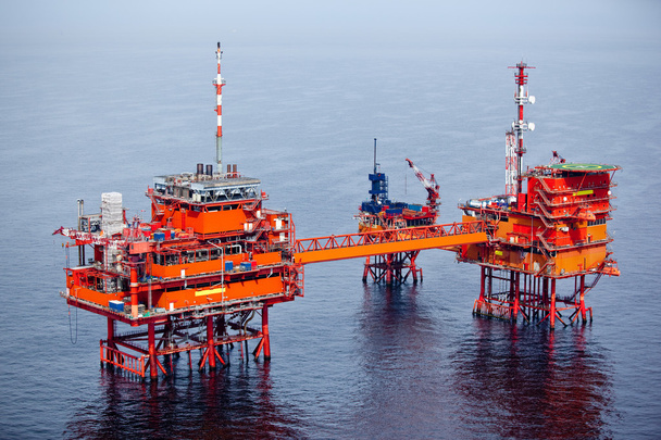 Perforación en alta mar para petróleo
 - Foto, imagen