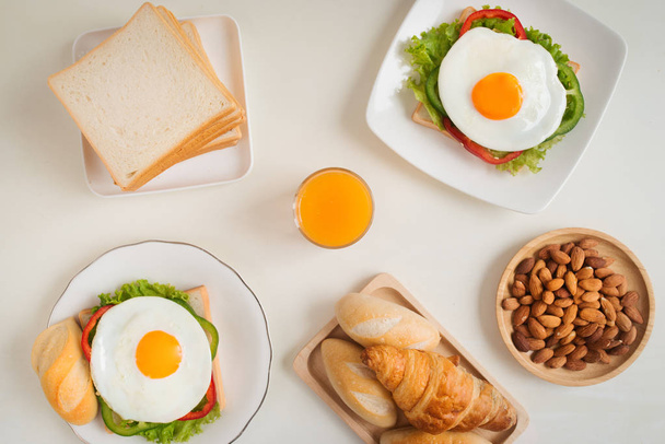 Delicioso desayuno casero recién hecho con huevos, almendras y jugo en la mesa
 - Foto, imagen
