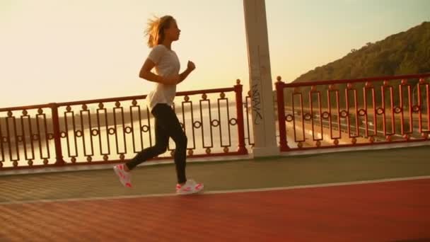 Frau joggt morgens in leerer Stadt - Filmmaterial, Video