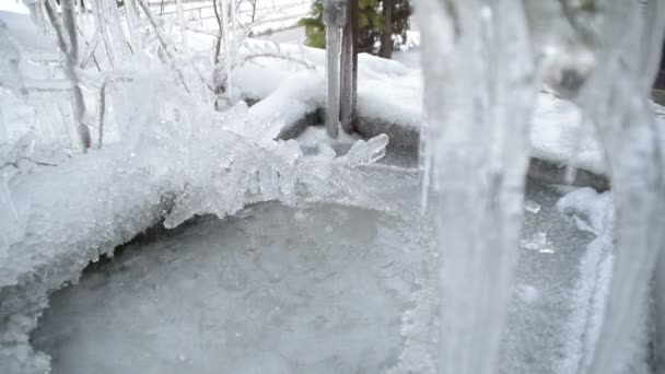 Buz ve buz sarkıtları kışın erime - Video, Çekim