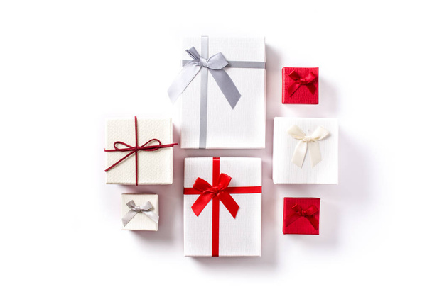 Boîtes cadeaux blanches et rouges isolées sur fond blanc. Vue du dessus
 - Photo, image