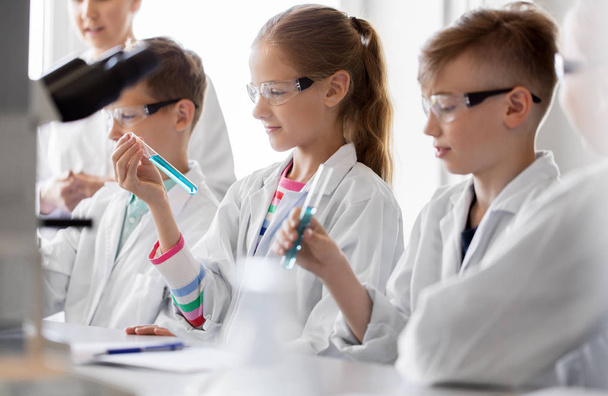 teacher and students studying chemistry at school - Φωτογραφία, εικόνα