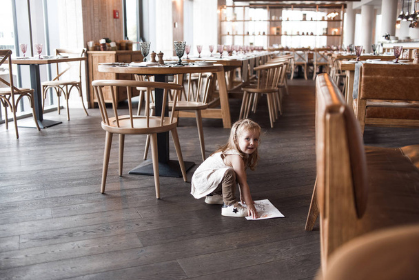 Little girl plays in a restaurant - Фото, зображення