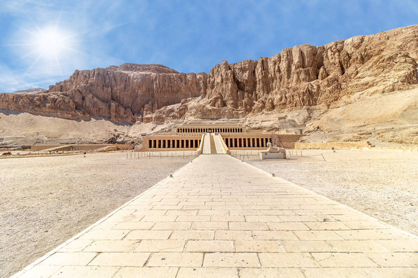 Hatshepsutin ruumishuoneen temppeli, joka tunnetaan myös nimellä Djeser-Djeseru. Rakennettu kahdeksastoista dynastian faarao Hatshepsut, se sijaitsee kallioiden alla Deir el-Baharinear Kuninkaiden laaksossa
 - Valokuva, kuva