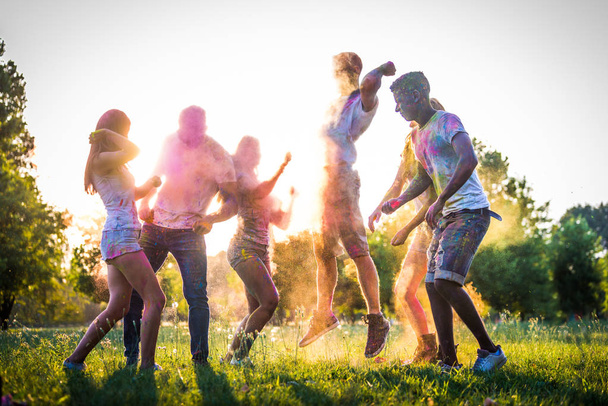 Ryhmä onnellisia ystäviä leikkii holi värejä puistossa - Nuoret aikuiset hauskaa holi festivaali, käsitteitä hauskaa, hauskaa ja nuoren sukupolven
 - Valokuva, kuva