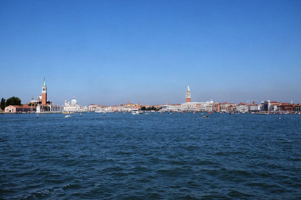 Paisaje urbano de Venecia. Vista desde el crucero en el mar Adriático, Venecia, Italia
 - Foto, Imagen